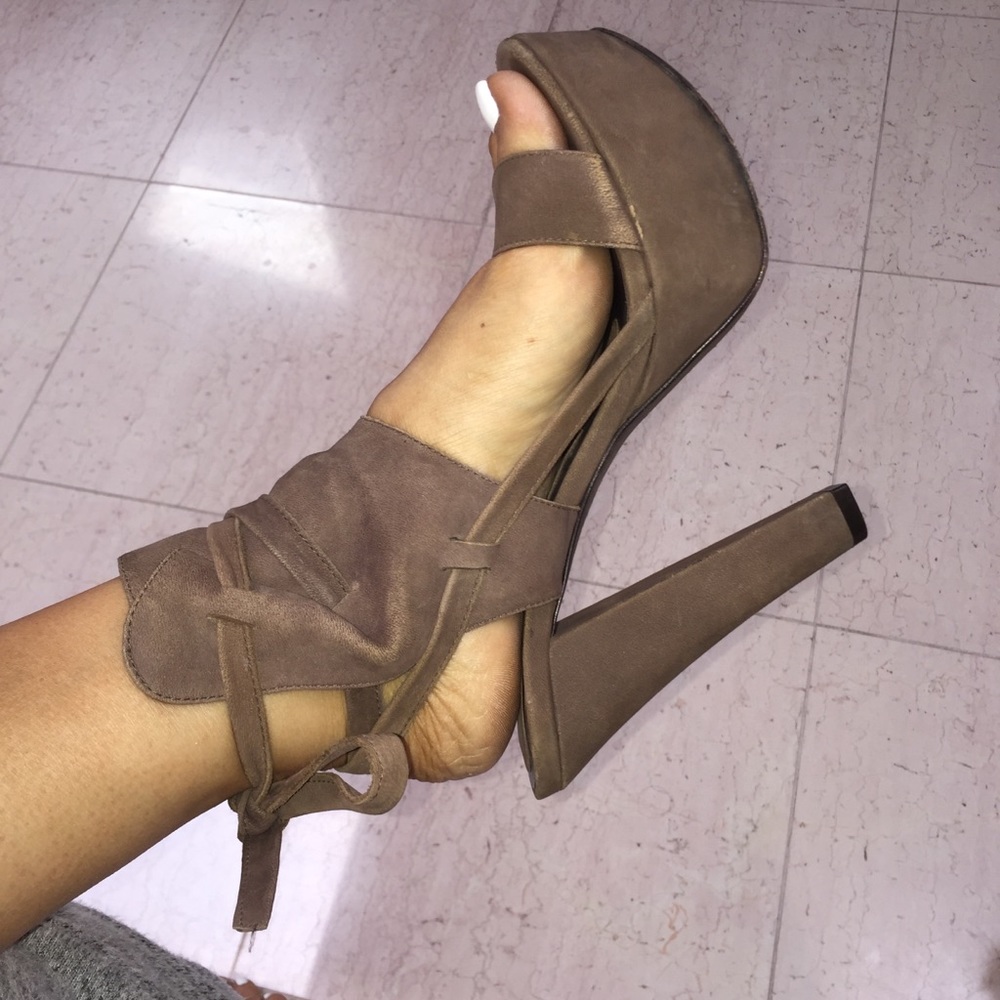 Vera Wang Lavendar Brown Suede Platform Heels - Picture 1 of 8